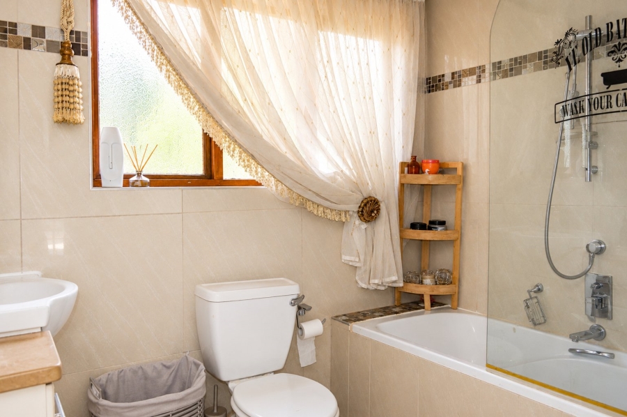 5 Bedroom Property for Sale in Wilkoppies North West
